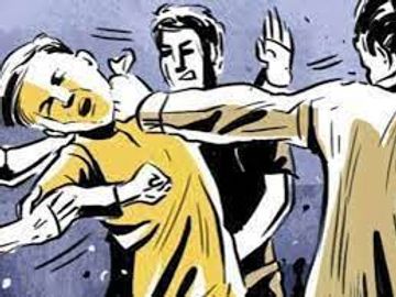 बहादराबाद टोल प्लाजा पर टोल शुल्क को लेकर बवाल: कर्मचारियों ने युवकों को दौड़ा-दौड़ाकर पीटा, दोनों पक्षों ने एक-दूसरे पर लगाए गंभीर आरोप