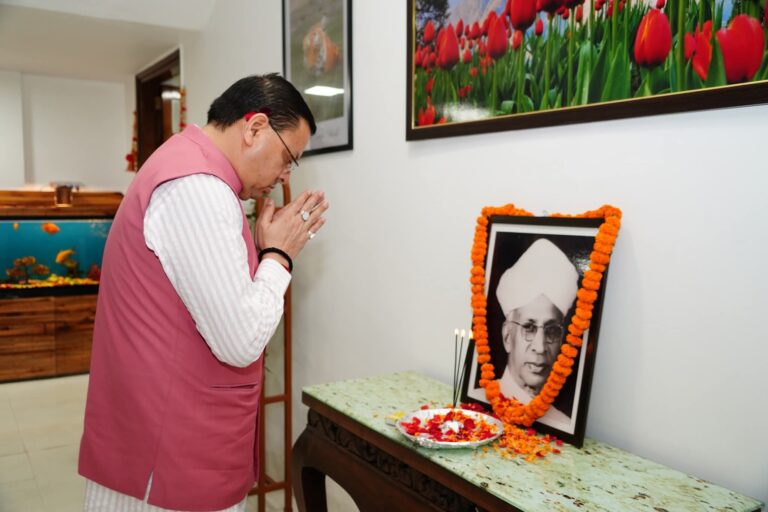 सीएम धामी ने भारत रत्न डॉ. सर्वपल्ली राधाकृष्णन की जयंती पर उनके चित्र पर पुष्प अर्पित कर श्रद्धांजलि दी