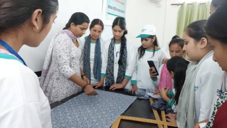 रुद्रप्रयाग में 31 दिवसीय महिला वस्त्र टेलरिंग प्रशिक्षण का हुआ सफल समापन — तीनों विकास खण्डों की 32 प्रतिभाशाली ग्रामीण युवतियां आत्मनिर्भरता की ओर बढ़ीं, मुख्य विकास अधिकारी ने किया उत्साहवर्धन और कहा- स्वरोजगार ही सशक्त भविष्य की असली चाबी
