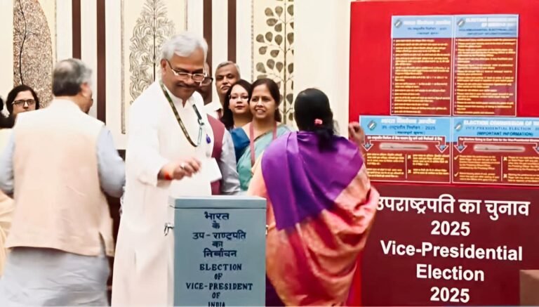 “मतदान केवल संवैधानिक प्रक्रिया नहीं, बल्कि लोकतंत्र की मजबूती और जनता की आकांक्षाओं का संकल्प है – त्रिवेन्द्र, बोले हर निर्णय जनता और जनप्रतिनिधियों की भागीदारी से ही बढ़ती है लोकतंत्र की खूबसूरती”