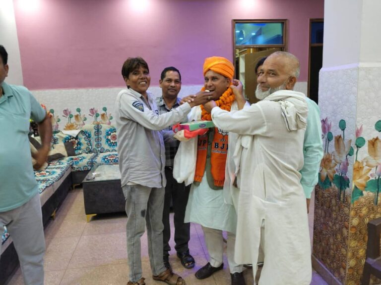 “फूलमालाओं से गूँजा आवास: अनीस गौड़ बने भाजपा अल्पसंख्यक मोर्चा उत्तराखंड के नए प्रदेश अध्यक्ष, जश्न में डूबा जनसैलाब”