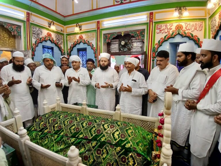 “शिवपाल यादव ने दादा हुज़ूर पाक की मजार पर चढ़ाई हाज़िरी, मुल्क-ओ-कौम की तरक्की को मांगी दुआ”