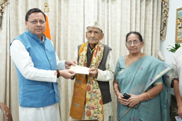 96 की उम्र में भी जज़्बा जवान: जबर सिंह रावत ने सीएम राहत कोष में दिए ₹7 लाख, धामी बोले– देवभूमि की सच्ची पहचान!