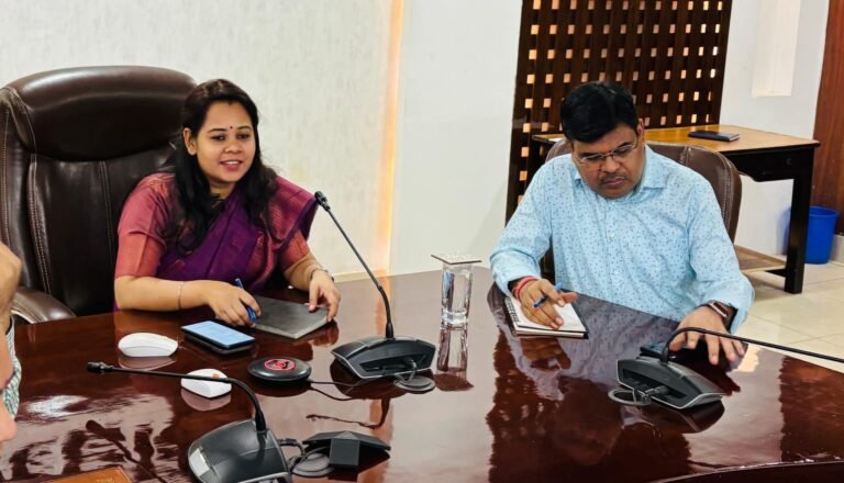 “मुख्य विकास अधिकारी का बड़ा एक्शन: पीएम जनमन योजना में गड़बड़ी पकड़ी, ग्राम विकास अधिकारी का वेतन रोका – विभागीय कार्रवाई के आदेश”