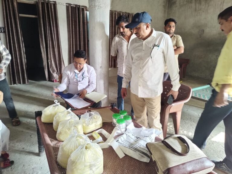 माफियाओं पर बड़ी वार! फतेहपुर झिड़ियान में खाद्य विभाग की धांसू छापेमारी, डेढ़ कुंतल नकली मावा बरामद… गांव में मचा कोहराम, त्योहार से पहले मिलावटियों की शामत!