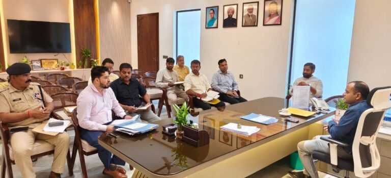 “हरिद्वार में अवैध खनन पर जिलाधिकारी का हल्ला-बोल – मयूर दीक्षित ने भंडारण व परिवहन माफियाओं को दी चेतावनी, कहा अब होगी सख्त कार्रवाई, गेट से बाहर एक दाना भी निकला तो होगी कड़ी सज़ा!”