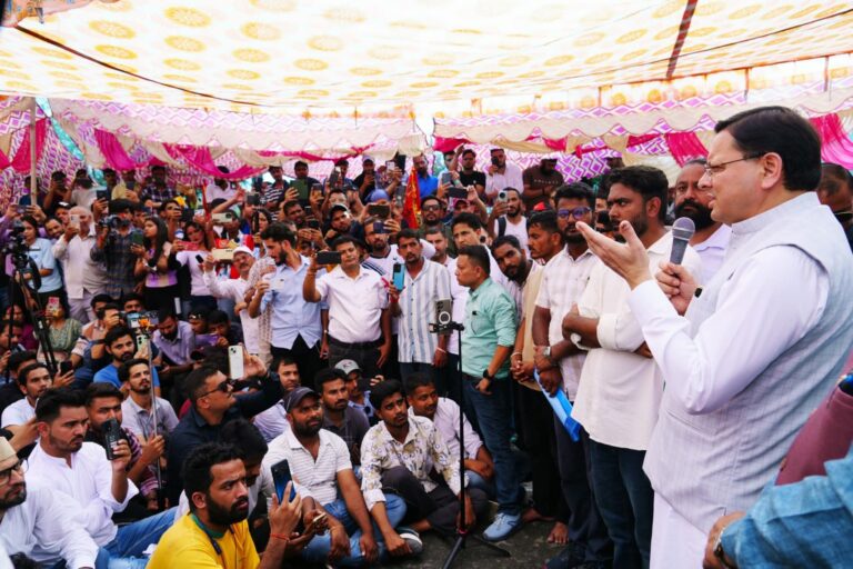 “परेड ग्राउंड में युवाओं के बीच पहुंचे सीएम धामी, परीक्षा प्रकरण पर सीबीआई जांच की घोषणा – बोले, युवाओं पर दर्ज मुकदमे भी होंगे वापस”