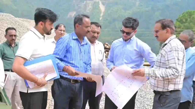 जिलाधिकारी प्रतीक जैन का सख्त रुख: 44 करोड़ की लागत से बन रहे राजीव गांधी नवोदय विद्यालय का किया निरीक्षण, बोले- तय समय पर हो भवन तैयार वरना होगी कार्रवाई