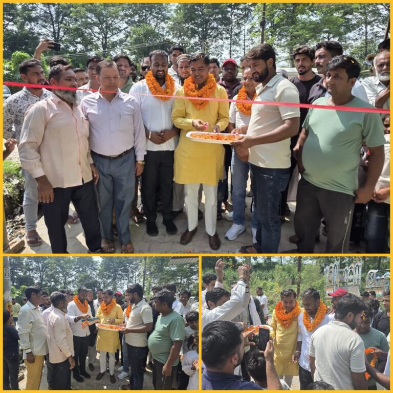 रानीपुर विधायक आदेश चौहान ने सुल्तानपुर मजरी में इंटरलॉकिंग सड़क का किया लोकार्पण, ग्रामीणों ने फूलों की वर्षा कर किया भव्य स्वागत