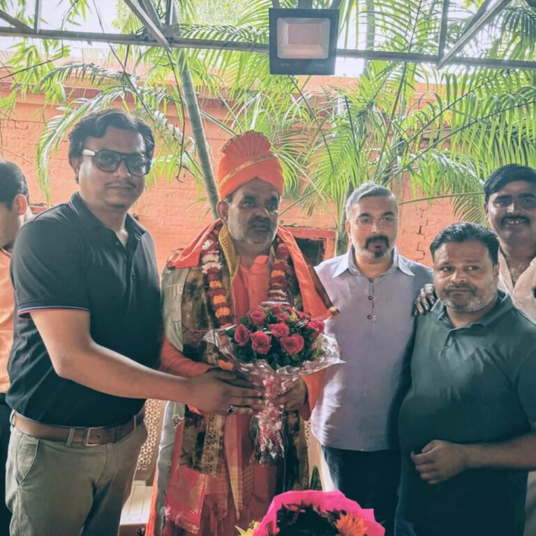 “एजाज़ हसन के नेतृत्व में गूंजा जोरदार स्वागत: फूल-मालाओं से लदे स्वामी यतीश्वरानंद, भाजपा प्रदेश उपाध्यक्ष बनने पर कार्यकर्ताओं में खुशी का सैलाब”