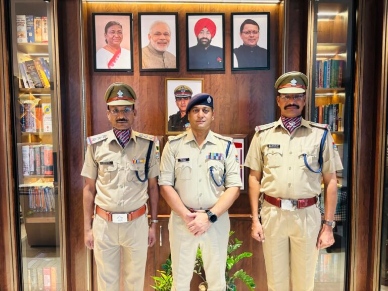 इंस्पेक्टर की कुर्सी पर पहुँचे अरविंद सिंह राणा व बिजेंद्र सिंह, SSP प्रमेन्द्र सिंह डोबाल ने बैच पहनाकर दी शुभकामनाएं, पुलिस महकमे में खुशी की लहर