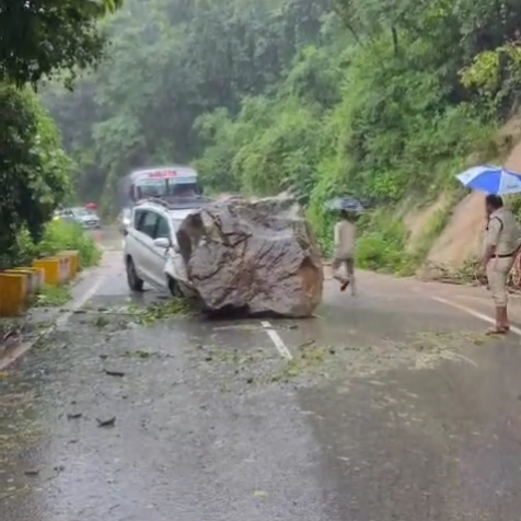 बारिश का कहर: नैनीताल हाईकोर्ट जा रही स्वास्थ्य विभाग की टीम पर टूटा पहाड़, कार पर गिरा विशाल बोल्डर, एयर बैग खुले और हादसे से बाल-बाल बचे अधिकारी व डॉक्टर