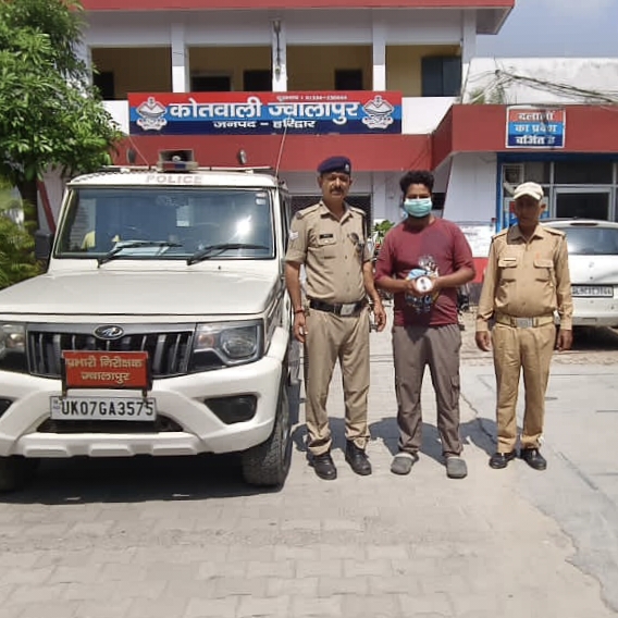 “हरिद्वार की ज्वालापुर पुलिस का शानदार ऑपरेशन: दिनदहाड़े महिला से झपट्टा मारकर कुंडल उड़ाने वाला शातिर स्नैचर सिर्फ 24 घंटे में सलाखों के पीछे, वारदात में इस्तेमाल बाइक समेत छीना गया माल भी बरामद – जनता ने पुलिस की त्वरित कार्रवाई को बताया काबिल-ए-तारीफ”