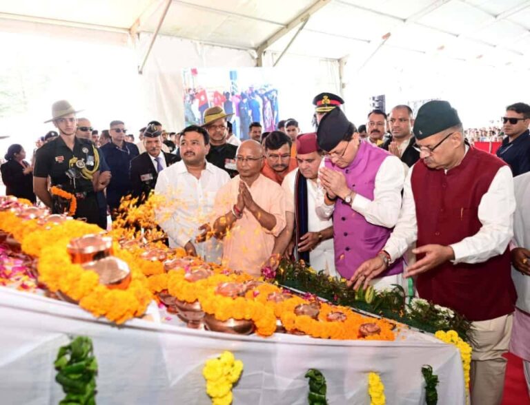 “लैंसडाउन की धरती पर वीरों का महाकुंभ: शहीदों को नमन करते हुए मुख्यमंत्री धामी ने बरसाईं सौगातें, 10 लाख से बढ़ाकर 50 लाख की सम्मान राशि – सैन्य धाम बनेगा अमर शौर्य का प्रतीक!”