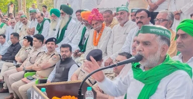 “धरतीपुत्रों का गुस्सा फूटा! हजारों किसानों ने रुड़की में गरजती महापंचायत से सरकार को दी चेतावनी — बोले, जब तक गन्ने का भुगतान नहीं, तब तक नहीं भरेंगे कर्ज़ और बिजली बिल!”