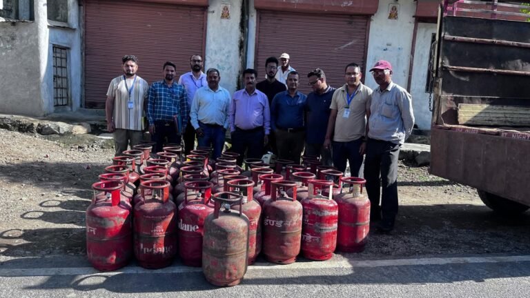 त्योहारों से पहले प्रशासन एक्शन मोड में! रुद्रप्रयाग में बड़ी कार्रवाई — 42 घरेलू सिलेंडर जब्त, मिठाइयों के सैंपल जांच को भेजे, मिलावटखोरों पर चलेगी गाज