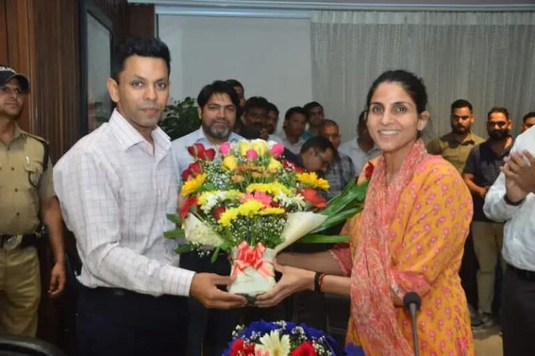 “हरिद्वार-रुड़की विकास प्राधिकरण में बड़ा बदलाव! सोनिका ने संभाली कमान, अंशुल सिंह हुए अल्मोड़ा रवाना – स्वागत और विदाई में दिखा जज़्बातों का संगम”