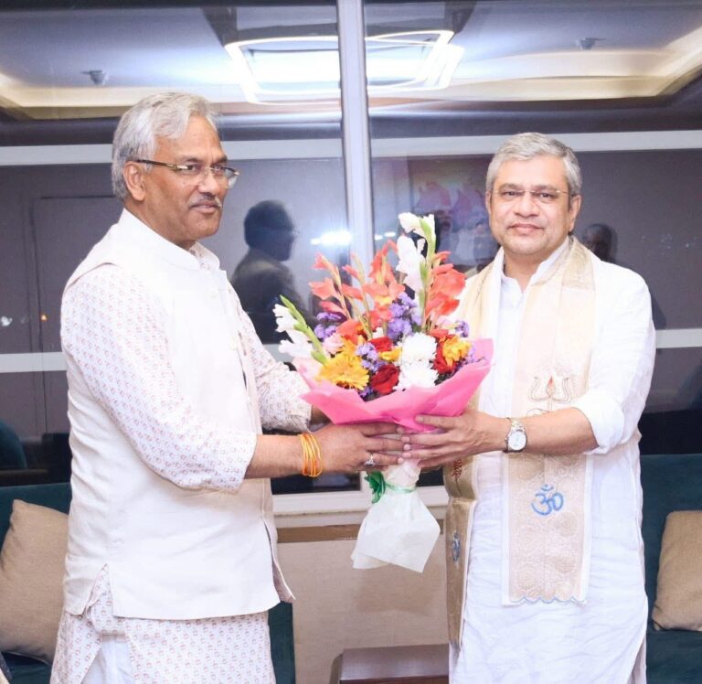 “देवभूमि की तरक्की की पटरी पर त्रिवेन्द्र का विज़न — रेल मंत्री अश्विनी वैष्णव से मुलाकात में रखी विकास की रूपरेखा, ‘Himalayan Threads’ से दिया स्वदेशीता का संदेश”