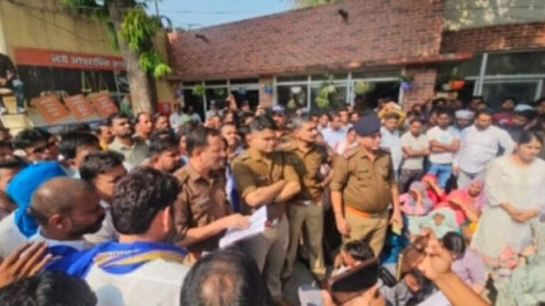 रुड़की में उबाल: योगेश प्रमुख पर हमले से भड़का दलित समाज, कोतवाली का घेराव — 48 घंटे में गिरफ्तारी नहीं तो बड़ा आंदोलन!