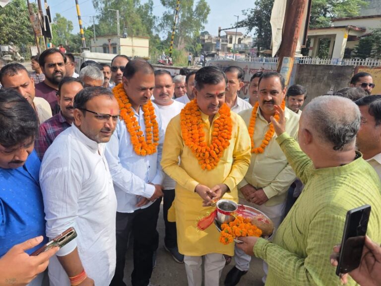 тАЬрдзрд╛рдореА рд╕рд░рдХрд╛рд░ рдХреЗ рд╡рд┐рдХрд╛рд╕ рд░рде рдХреЛ рдорд┐рд▓реА рдирдИ рд░рдлреНрддрд╛рд░ тАФ рд░рд╛рдиреАрдкреБрд░ рд╡рд┐рдзрд╛рдпрдХ рдЖрджреЗрд╢ рдЪреМрд╣рд╛рди рдиреЗ 54 рд▓рд╛рдЦ рдХреА рд╕рдбрд╝рдХ рдирд┐рд░реНрдорд╛рдг рдкрд░рд┐рдпреЛрдЬрдирд╛ рдХрд╛ рдХрд┐рдпрд╛ рд╢реБрднрд╛рд░рдВрдн, рдХреНрд╖реЗрддреНрд░рд╡рд╛рд╕рд┐рдпреЛрдВ рдиреЗ рдХрд┐рдпрд╛ рдЬреЛрд░рджрд╛рд░ рд╕реНрд╡рд╛рдЧрдд!тАЭ