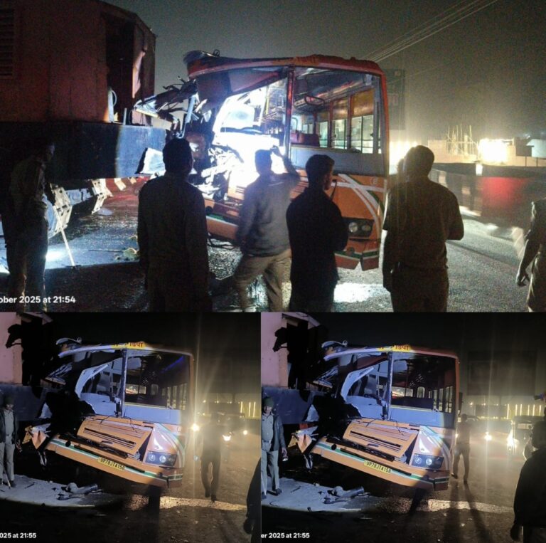 दिल्ली-हरिद्वार हाईवे पर देर रात बड़ा हादसा! बहादराबाद में तेज रफ्तार बस जेसीबी से टकराई, चीख-पुकार मचते ही स्थानीय पुलिस पहुंची मौके पर, 108 की मदद से घायलों को पहुंचाया गया अस्पताल