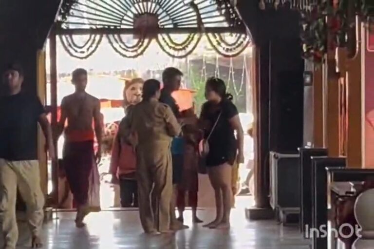 दक्षिणेश्वर काली मंदिर में बवाल: छोटे कपड़ों में पहुंची युवती को रोका तो मचाया हंगामा, वीडियो ने सोशल मीडिया पर मचाई सनसनी