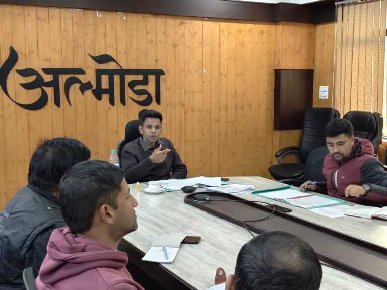 “अल्मोड़ा का ऐतिहासिक पटाल बाज़ार बनेगा पर्यटन का नया नगीना! धामी सरकार की घोषणा को डीएम अंशुल सिंह ने दी तेज रफ़्तार, चरणबद्ध सौंदर्यीकरण योजना पर जमकर मंथन”