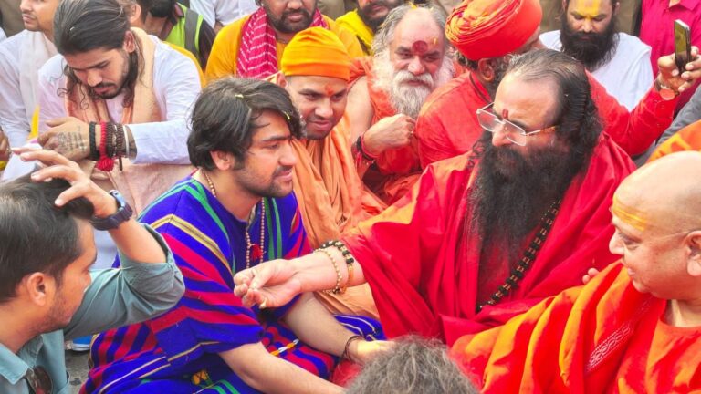 “धीरेंद्र शास्त्री की पदयात्रा में उठा आध्यात्मिक तूफ़ान—श्रीमहंत रविंद्रपुरी बोले: हर कदम समाज को झकझोरने वाला दिव्य जागरण!”