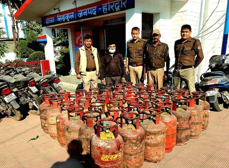 “हरिद्वार में बड़ा खुलासा: भीड़भाड़ वाले इलाके से पुलिस ने पकड़ा अवैध एलपीजी सिलेंडरों का जखीरा, अतीक अहमद हिरासत में”