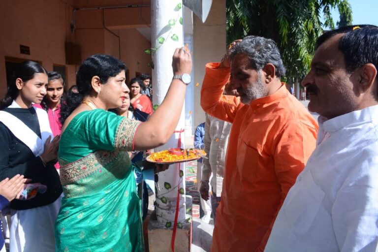 “संस्कृत महोत्सव में प्रतिभाओं का महाविस्फोट: स्वामी यतीश्वरानंद (पूर्व कैबिनेट मंत्री) की उपस्थिति में नारसन गूँजा संस्कृत-गौरव, डॉ. कल्पना ने भाषा को बताया विश्व की सरल, मधुर और प्राचीनतम धरोहर”