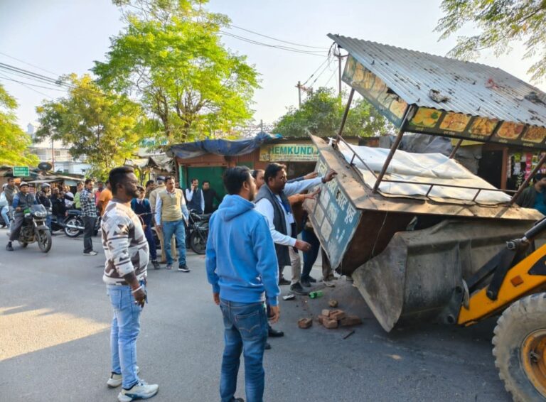 “टिबड़ी में निगम का धमाकेदार एक्शन: स्कूल गेट पर जमे तीन खोखे ढहे, दो ठेलियां जब्त—अवैध अतिक्रमण पर चला बुलडोज़र!