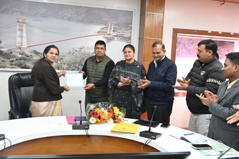 “टिहरी में यूसीसी की दहाड़: 270 ग्राम पंचायतों व 179 वार्डों में शत–प्रतिशत विवाह पंजीकरण, अग्रणी ग्राम प्रधानों का जिलाधिकारी ने किया भव्य सम्मान”