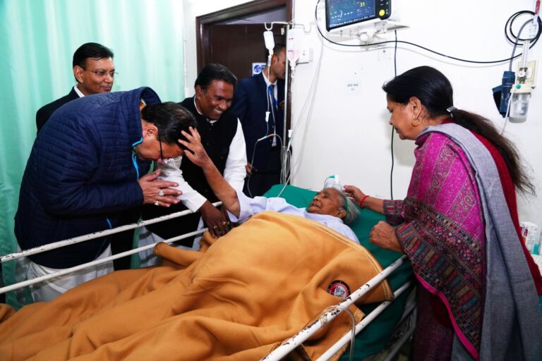 “सीएम धामी का मानवीय पहलू: सीएमआई हॉस्पिटल पहुंचकर पूर्व विधायक देशराज कर्णवाल की बीमार माताजी का जाना हाल, बेहतर इलाज के निर्देश”