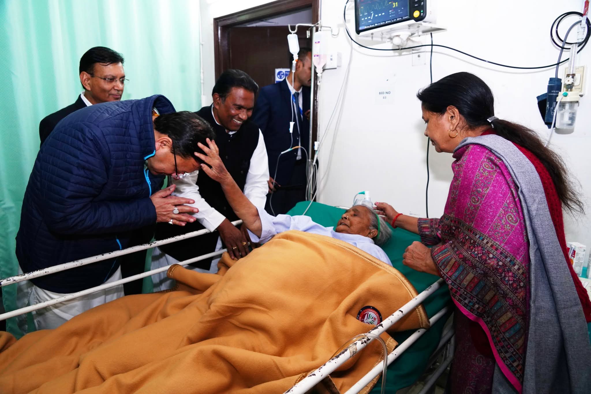 “सीएम धामी का मानवीय पहलू: सीएमआई हॉस्पिटल पहुंचकर पूर्व विधायक देशराज कर्णवाल की बीमार माताजी का जाना हाल, बेहतर इलाज के निर्देश”