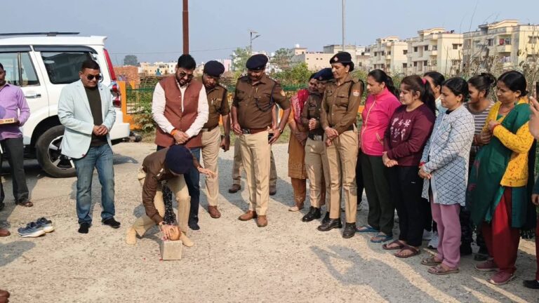 “पालिका अध्यक्ष राजीव शर्मा व सेनानायक तृप्ति भट्ट ने किया विकास का शुभारंभ: 40वीं वाहिनी पीएसी कैंपस में शुरू हुआ भव्य सड़क निर्माण”