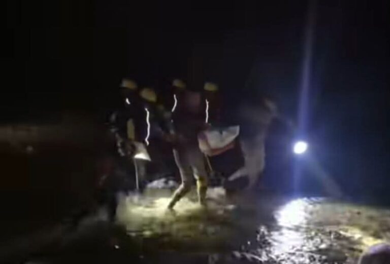 “शादी की खुशियाँ मातम में बदलीं! रातीघाट में दिल दहला देने वाला हादसा—शिप्रा नदी में समाई शिक्षकों की कार, तीन की मौत से हल्द्वानी–अल्मोड़ा में कोहराम!”