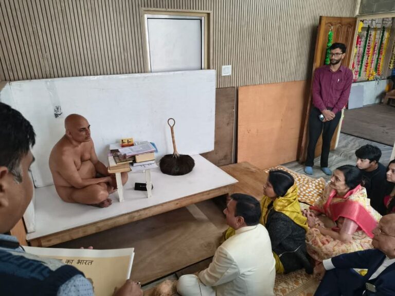 रुड़की में आध्यात्मिक महोत्सव: मुनि श्री 108 प्रणम्यसागर जी के आगमन पर महापौर अनीता देवी अग्रवाल ने लिया दिव्य आशीर्वाद