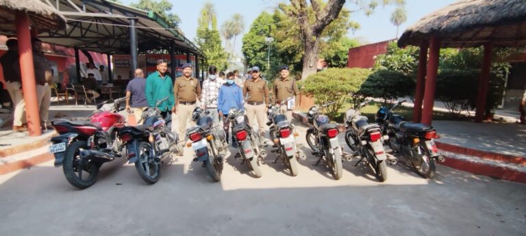 “लक्सर पुलिस की शानदार कार्रवाई: चोरी की 8 मोटरसाइकिलों संग दो शातिर वाहन चोर गिरफ्तार, रेलवे स्टेशन के पास दबोचे गए मुराद और अमित — नशे की लत ने बना दिया था चोर, कई बार जा चुके हैं जेल के अंदर!”
