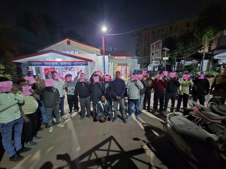 “सिडकुल में नशेड़ियों की दादागिरी पर चला पुलिस का बुलडोज़र—महिलाओं पर फब्तियाँ कसने वाले 42 मनचलों को सार्वजनिक स्थानों से उठाकर थाना पहुंचाया, ताबड़तोड़ कार्रवाई से हड़कंप”