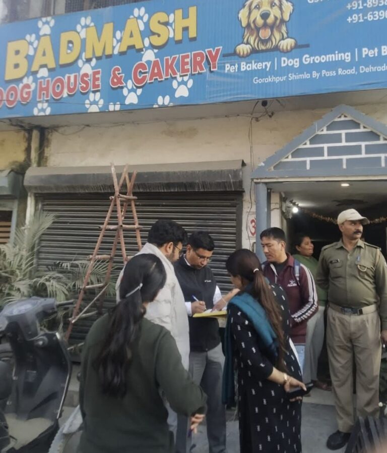 “देहरादून प्रशासन की कड़ी कार्रवाई: बिना लाइसेंस चल रहे ‘बदमाश डॉग बोर्डिंग हाउस’ को किया सील, डीएम के निर्देश पर 10 जानवरों को सुरक्षित एनजीओ के सुपुर्द—शहर में डॉग बाइट घटनाओं पर रोक के लिए शुरू हुआ विशेष अभियान”
