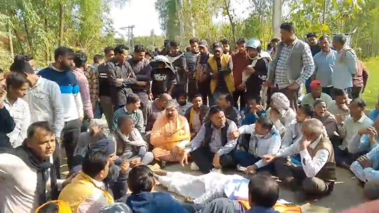 “हद्दीपुर में खनन माफिया का कहर! बजरी से लदी ट्रैक्टर-ट्रॉली ने बाइक सवार दो लोगों को कुचला, मौत के बाद ग्रामीणों का फूटा गुस्सा—चार घंटे तक सड़क जाम, हंगामा”