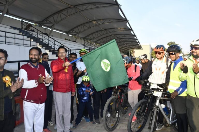 “स्पोर्ट्स–स्पिरिट की उड़ान: कुमाऊँ आयुक्त दीपक रावत ने 2025 एमटीवी साइक्लिंग रैली को हरी झंडी दिखाकर बढ़ाया युवाओं में फिटनेस और स्वास्थ्य जागरूकता का जोश”
