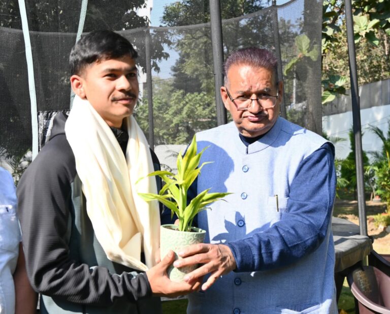 “दुनिया की सबसे ऊँची चोटी पर तिरंगा फहराकर लौटा उत्तराखंड का सपूत—एवरेस्ट विजेता वीरेंद्र सिंह सामंत का कैबिनेट मंत्री गणेश जोशी ने किया भव्य सम्मान”