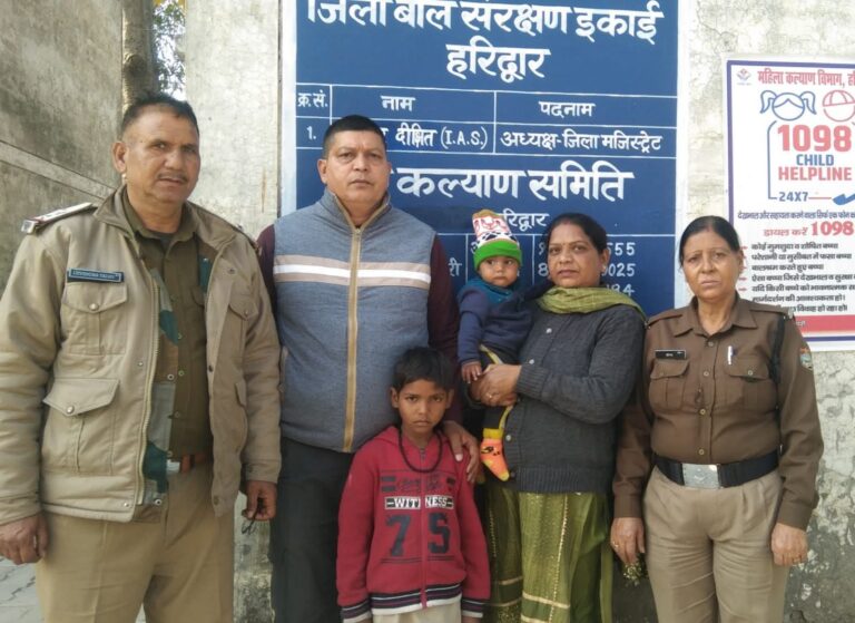 “हरिद्वार में रोड़ी बेलवाला से मिले दो मासूम लावारिस बच्चे — ठिठुरती ठंड में बैठे भाईयों को पुलिस ने किया रेस्क्यू, अब माँ-बाप की तलाश में तेज़ी से चल रहा अभियान”