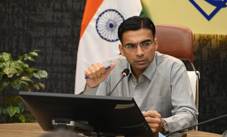 “88 साल के बुज़ुर्ग की दो संपत्तियाँ हड़पीं; बेटे की चाल उजागर—DM सविन बंसल की कड़ी कार्रवाई, कूटरचित गिफ्ट डीड रद्द, FIR दर्ज!”