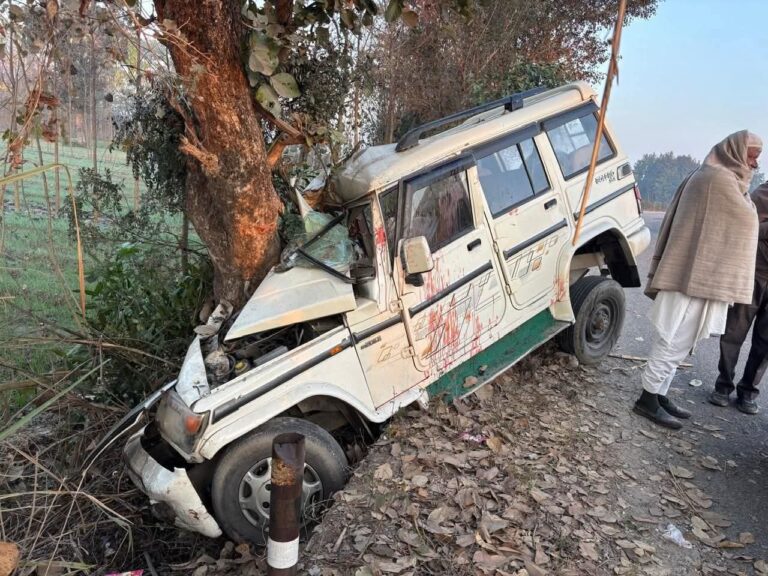 “बुग्गावाला में तड़के बड़ा सड़क हादसा: कुड़कावाला के पास अनियंत्रित बुलेरो पेड़ से जा भिड़ी, जोरदार टक्कर में तीन युवक गंभीर रूप से घायल”