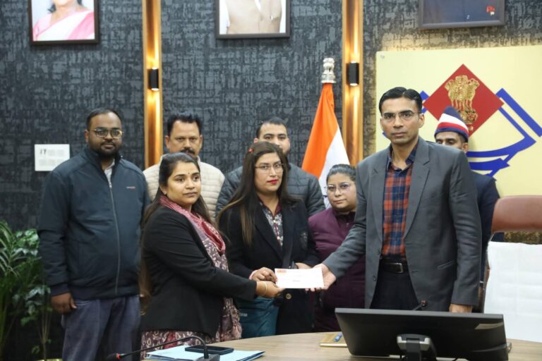 “बैंक की मनमानी पर प्रशासन का डंडा चला भारी: बीमित ऋण के बावजूद विधवा-बेटी को प्रताड़ित करने वाला बैंक ऑफ बड़ौदा 24 घंटे में झुका, डीएम सविन बंसल के सख्त एक्शन से लौटी 3.30 लाख की रकम”