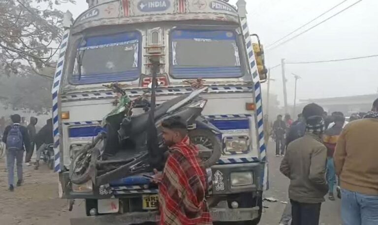 स्कूल जाते समय हुआ दर्दनाक हादसा: रॉन्ग साइड से आए तेज रफ्तार ट्रक ने भाई-बहन को कुचला, 13 वर्षीय अंशुमन की मौत, बहन मीठू गंभीर घायल