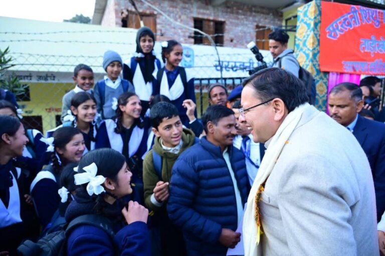 “सरस्वती शिशु मंदिर ताड़ीखेत में सीएम पुष्कर सिंह धामी का ऐतिहासिक संवाद: मासूम चेहरों में दिखा 2047 के विकसित भारत का सपना, अनुशासन-संस्कृति-संघर्ष से राष्ट्र निर्माण का दिया मंत्र”