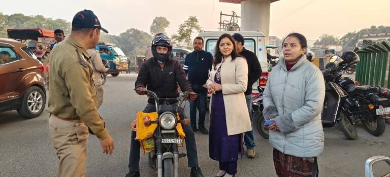“हरिद्वार में सड़क सुरक्षा पर सख्ती और जागरूकता का डबल वार—डॉ. अनीता चमोला के नेतृत्व में चला विशेष अभियान, हेलमेट वितरण से लेकर ई-चालान तक कार्रवाई”